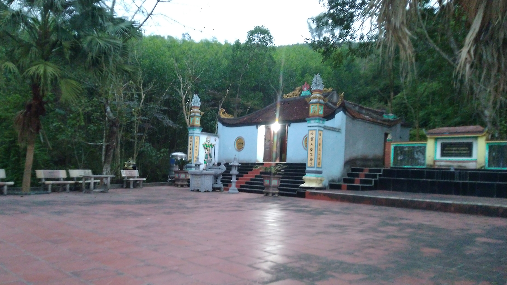 2_Sân Trước Đền.jpg